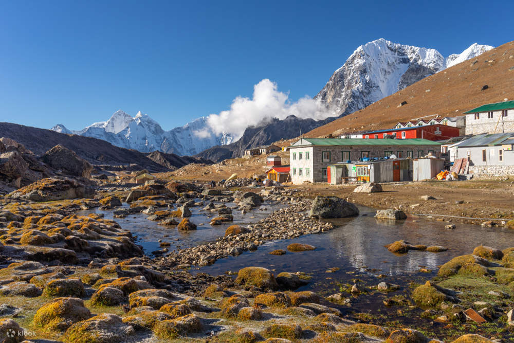 Lobuche Peak trail view